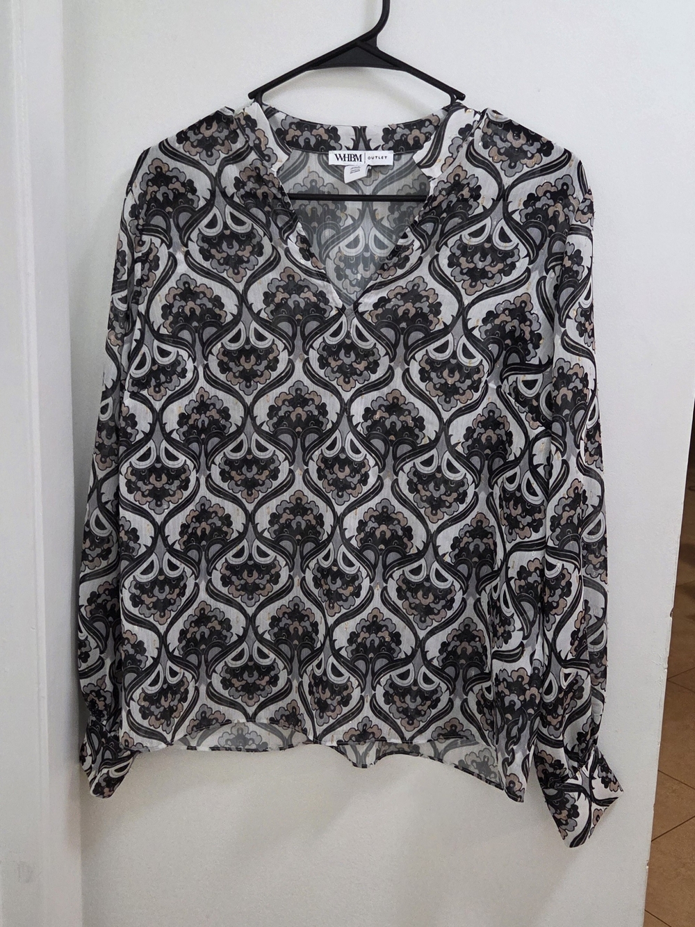 White House Black Market Patterned Black/White/Gray V-Neck Long-Sleeve Blouse